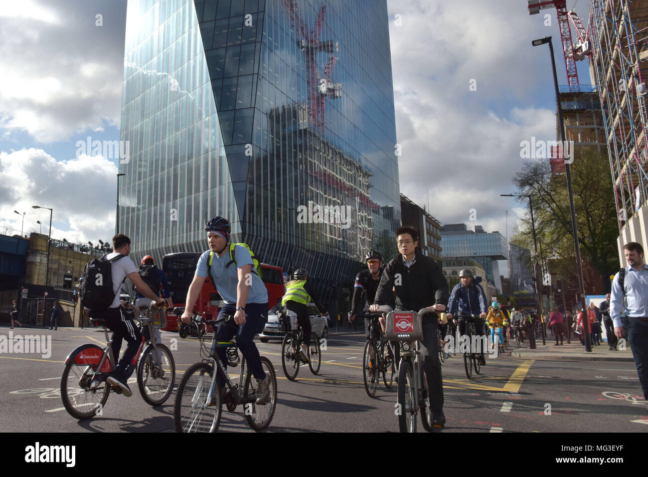 Ein Radfahrer Umdrehungen auf Blackfrairs Brücke reiten ein Santander bike in London während der morgendlichen Rush hour Stockfoto