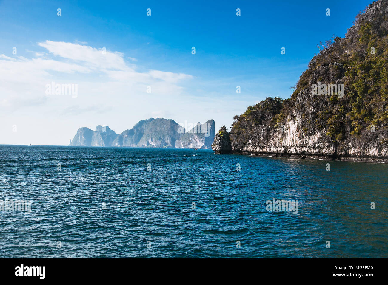 Baots für Taucher auf der Insel Phi Phi Doh am 27.Januar 2016. Thailand. Phi Phi Inseln sind beliebt bei Touristen aus aller Welt. Stockfoto