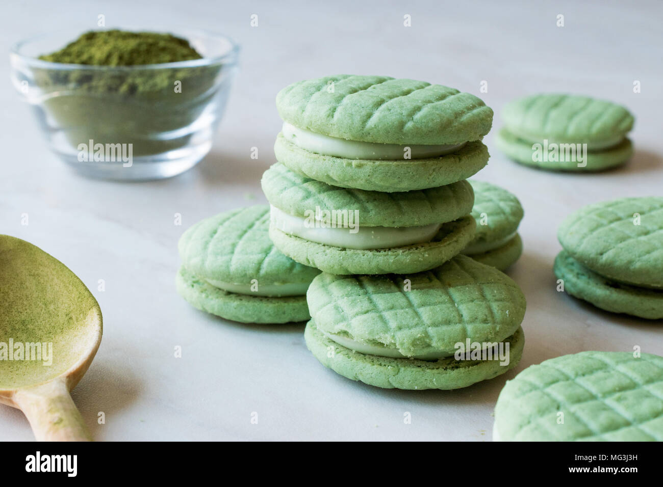 Creme gefüllt Green Matcha Cookies/Macarons. Organische Dessert. Stockfoto