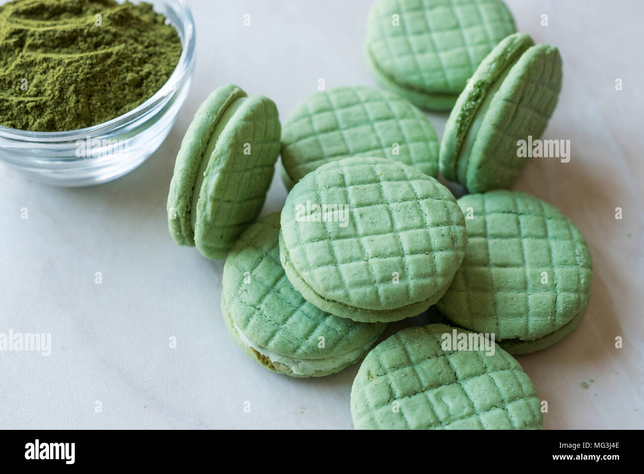 Creme gefüllt Green Matcha Cookies/Macarons. Organische Dessert. Stockfoto