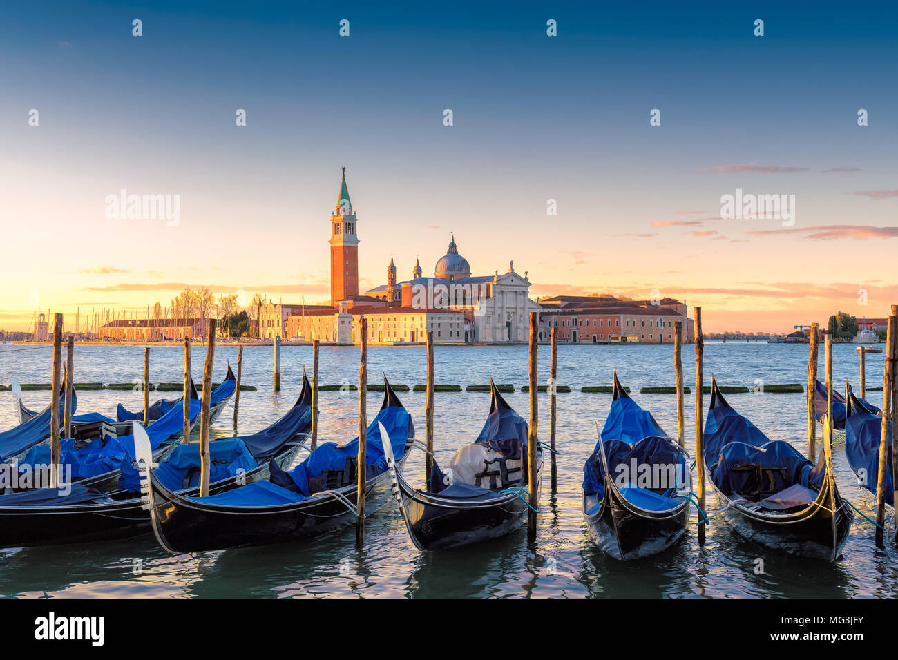 Venezianischen Gondeln bei Sonnenaufgang, Venedig, Italien. Stockfoto