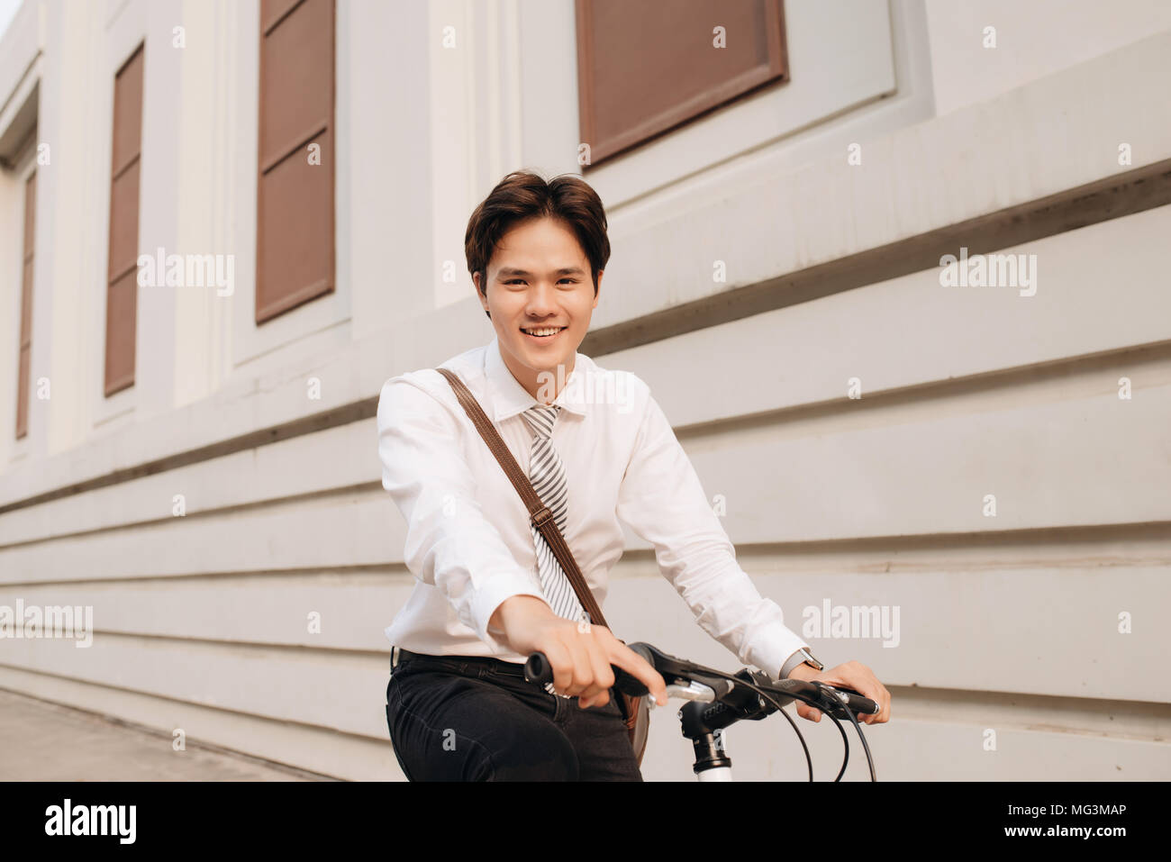 Lifestyle, Verkehr und Personen Konzept - junge Menschen auf der Straße Stockfoto