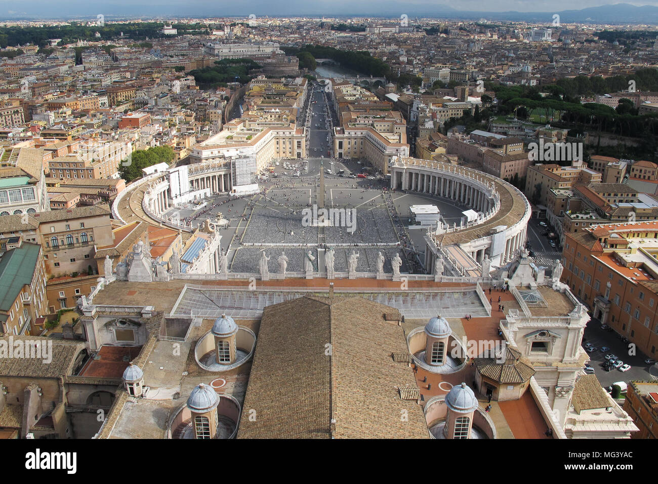 Vatikan Blick auf den Platz von der Oberseite der Kuppel von St. Peter. Stockfoto