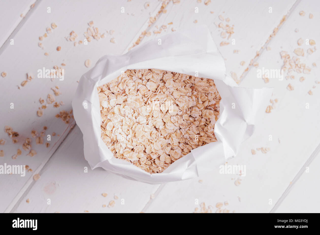 Ansicht von oben der Bag von Haferflocken Haferflocken Haferflocken auf rustikalen weiße Holztisch Stockfoto