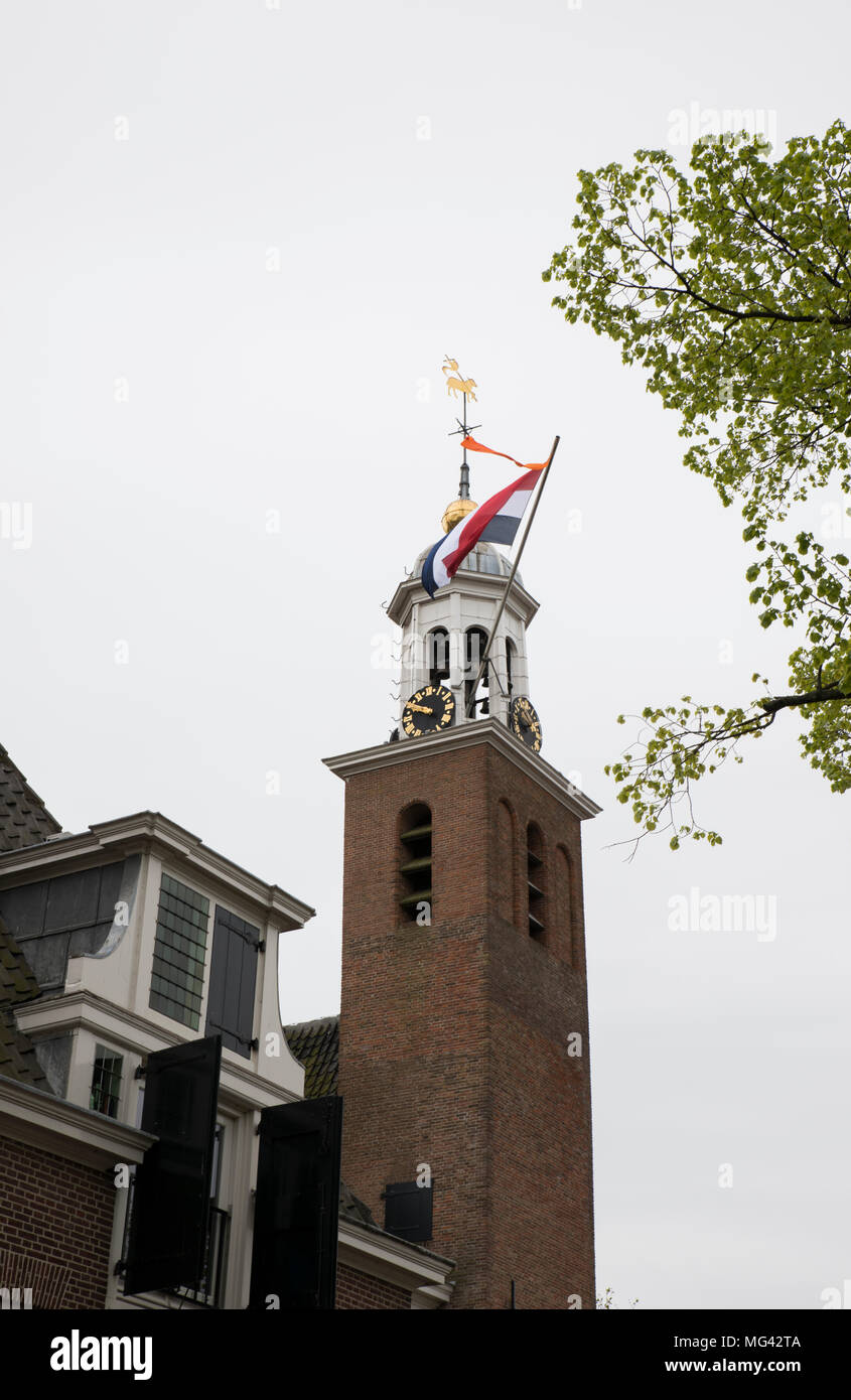 Niederländischer Flagge mit orange Streamer Stockfoto