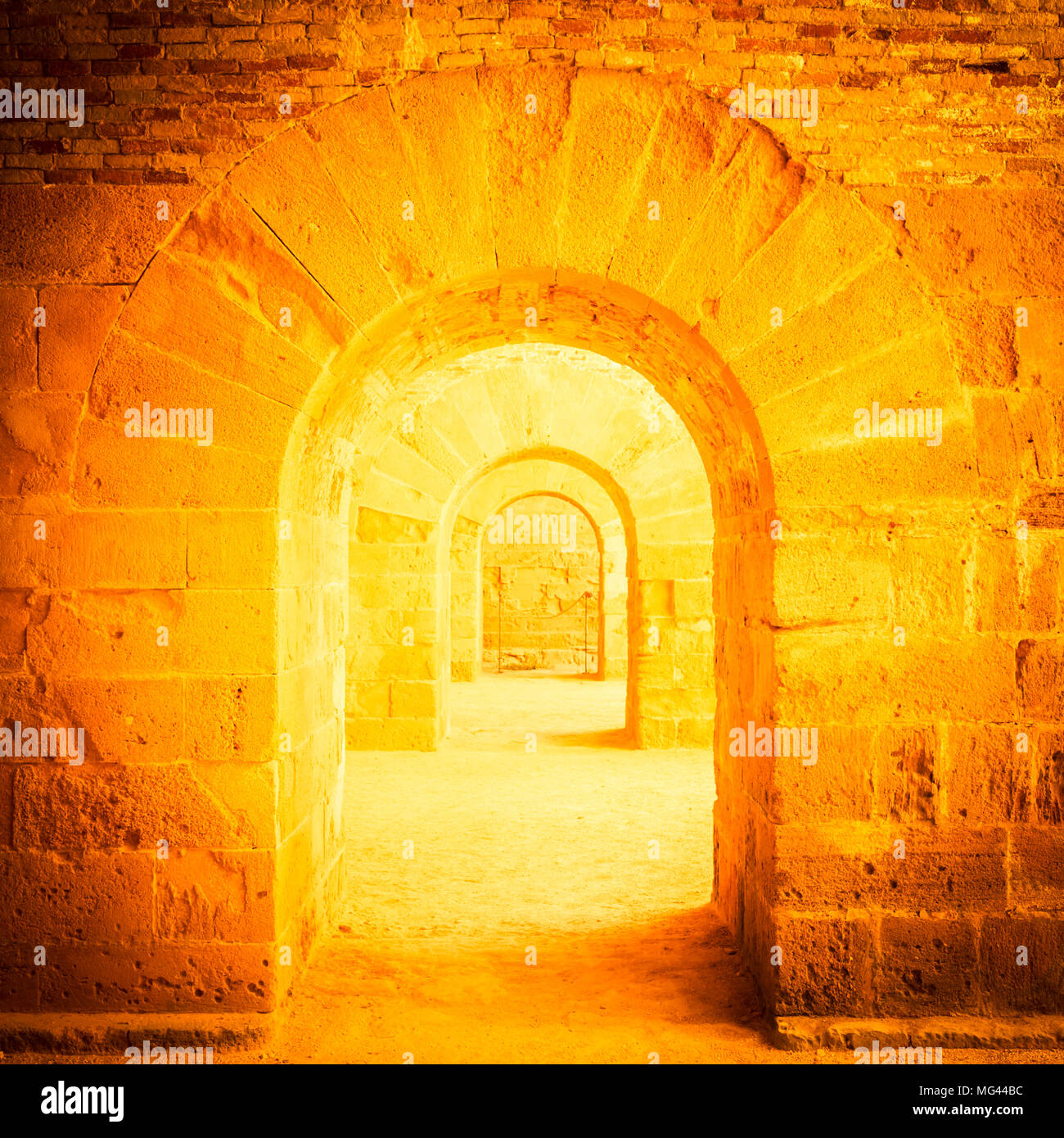 Italien - die Alte Burg von Syrakus in Sizilien. Bögen aus Stein in der Perspektive. Stockfoto