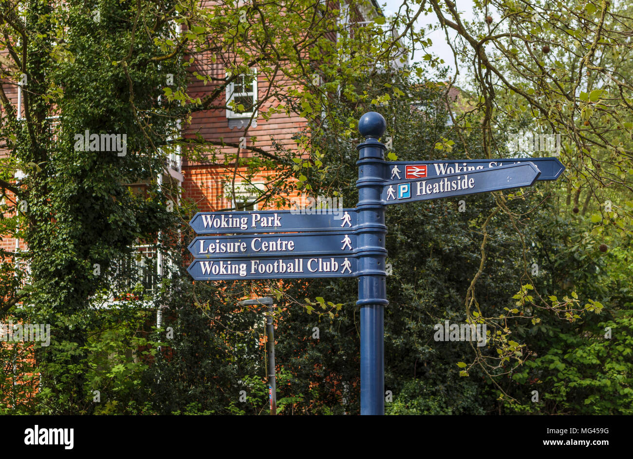 Hinweisschild für Sehenswürdigkeiten, Annehmlichkeiten und Einrichtungen in Woking, Surrey, UK: Woking Park, Freizeitzentrum, Woking Football Club, Woking Station Stockfoto