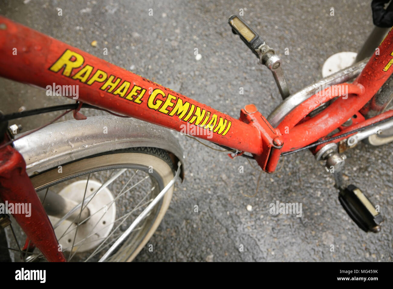 Vintage red Raphael Geminiani branded Klapprad, Italien. Stockfoto