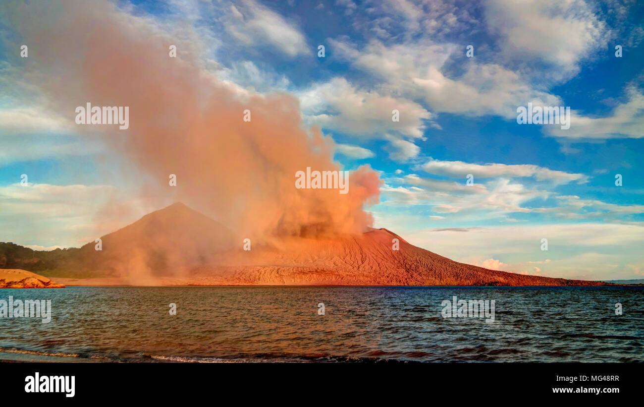 Ausbruch von Vulkan Tavurvur, Rabaul, New Britain, Papua Neuguinea Stockfoto