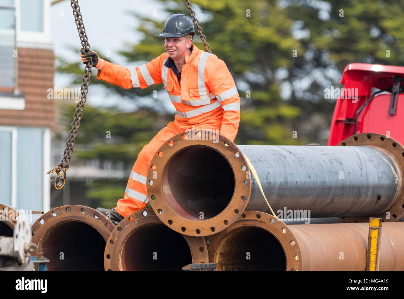 Männliche Bauarbeiter lächelnd und glücklich bei der Arbeit in Großbritannien zu werden. Stockfoto