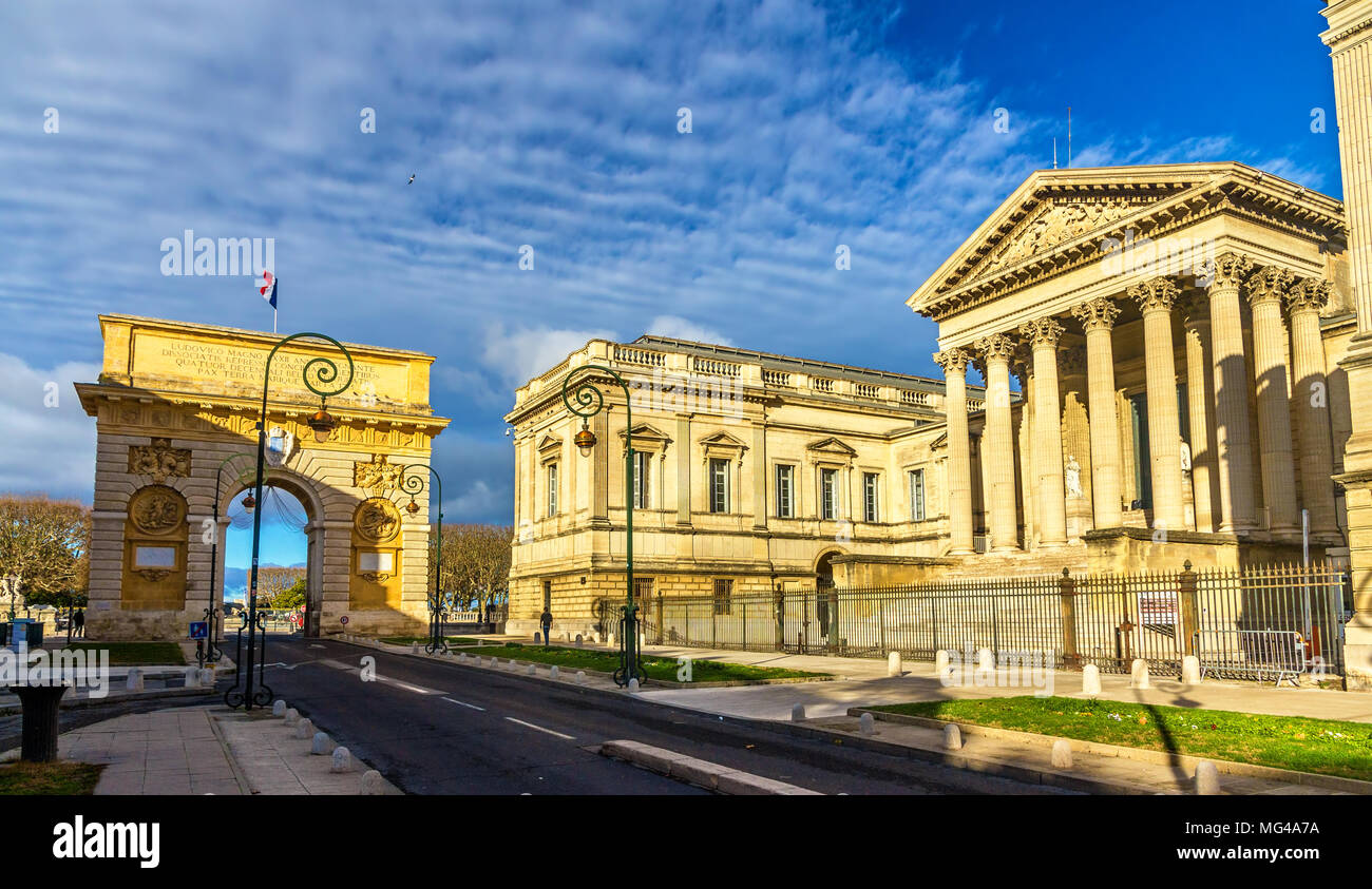 Porte du Peyrou und Palais de Justice in Montpellier - Frankreich Stockfoto