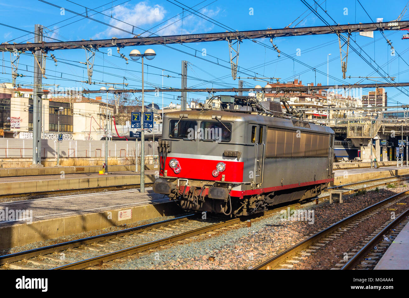 Elektrische Lokomotive vorbei am Bahnhof Montpellier - Frankreich Stockfoto