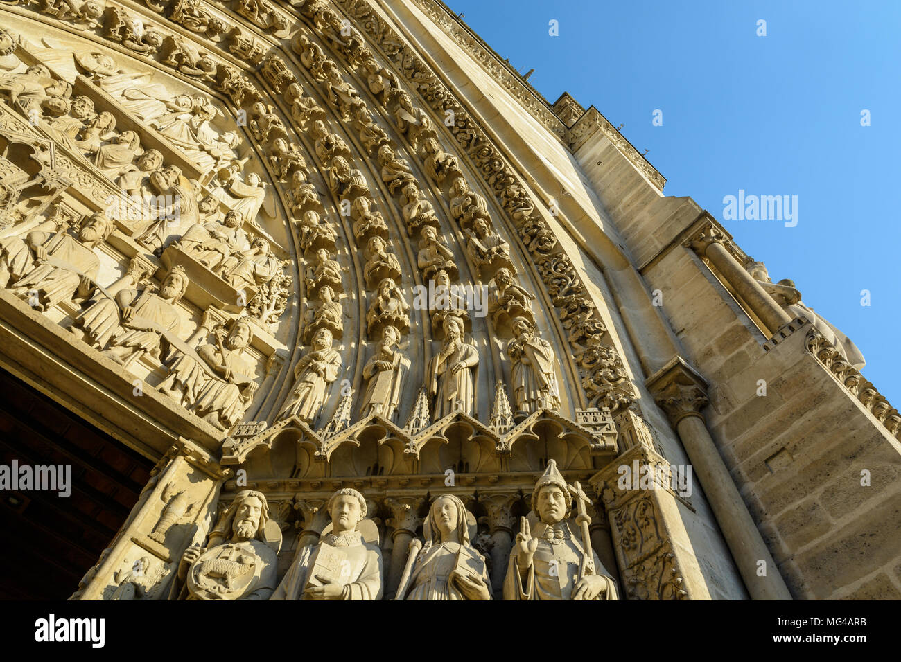 Ansicht von unten auf der rechten Seite des linken Portal, sagte: "Portal der Jungfrau", der Kathedrale Notre-Dame de Paris, der Tod der Maria. Stockfoto