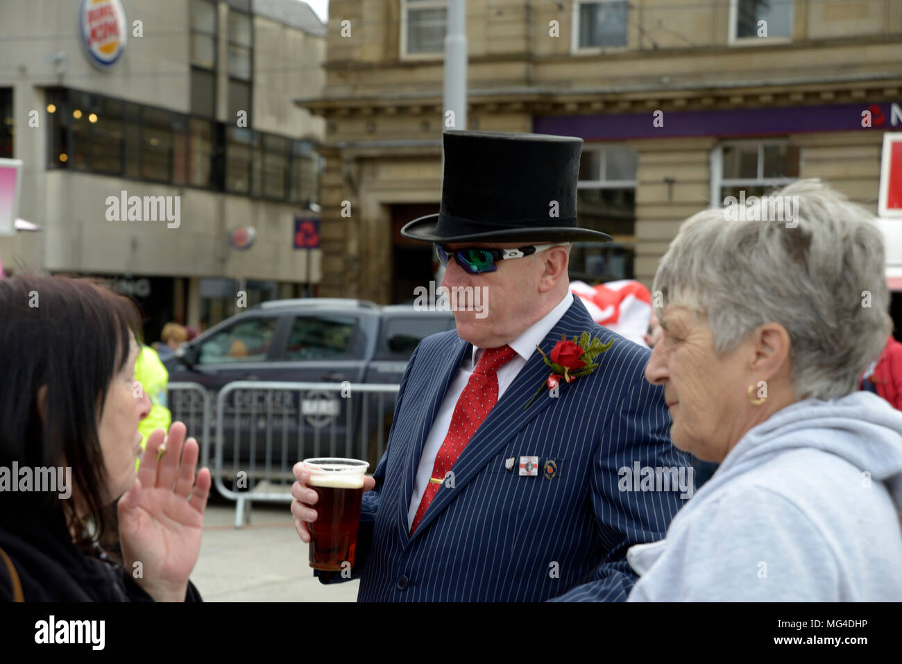 Top hatted Mann an der St. George's Day Parade. Stockfoto