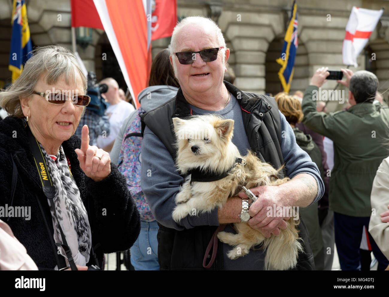 Ehepaar mit Hund, von St. George's Day Parade, Nottingham Stockfoto