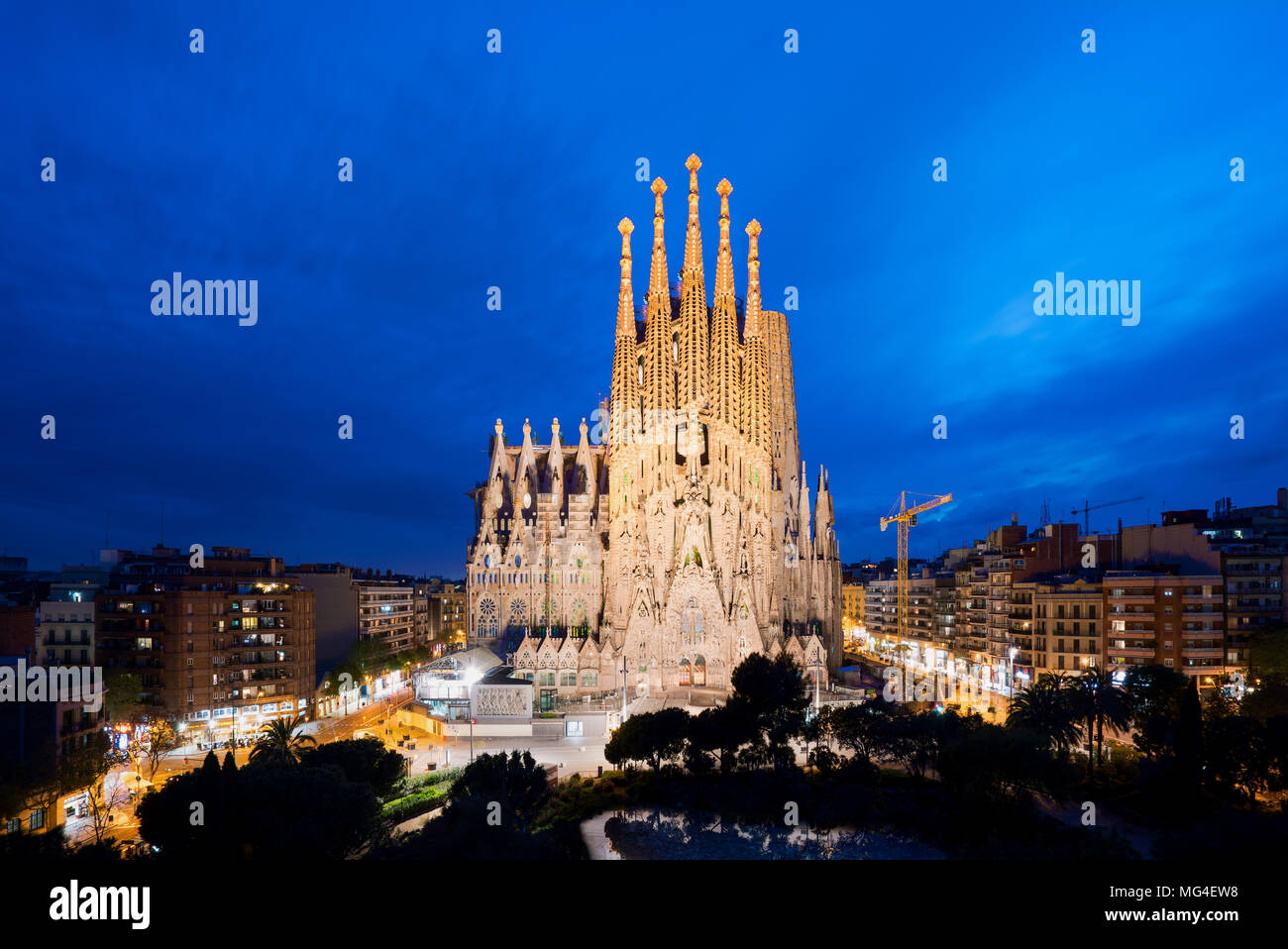 Barcelona, Spanien - April 10,2018: Nachtansicht der Sagrada Familia, einem großen Römisch-katholische Kirche in Barcelona, Spanien, von dem katalanischen Architekten Stockfoto