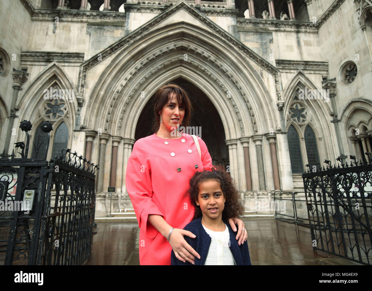 Alina Dulgheriu, 34, ein Vertreter für die Kampagne Gruppe hier für mich sein, mit ihrer 6-jährigen Tochter Sarah, außerhalb der Royal Courts of Justice in London, nach Einreichung einer Klage gegen Ealing Rat über ein Verbot protestieren außerhalb einer Marie Stopes Clinic. Stockfoto