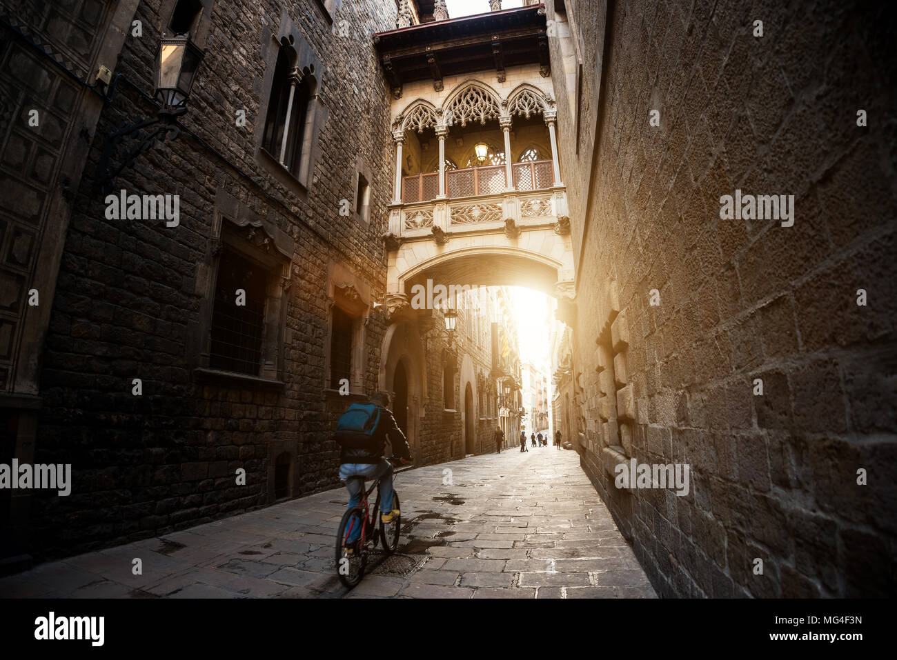 Barcelona Menschen Biken Fahrrad im Barri Gotische Viertel und die Seufzerbrücke in Barcelona, Katalonien, Spanien. Stockfoto