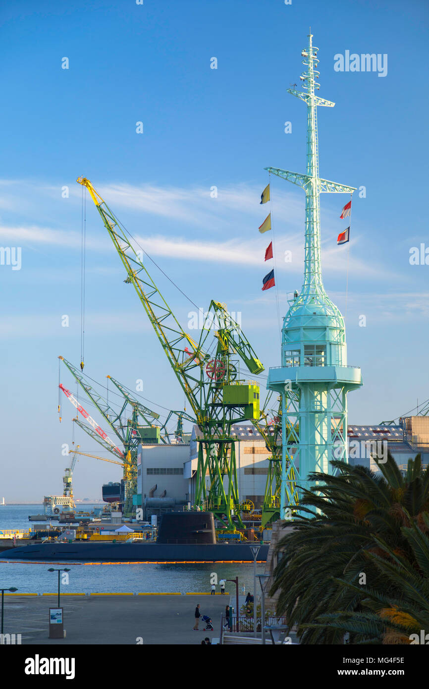 Ehemalige Kobe Port signal Station und Krane von Port, Kobe, Kansai, Japan Stockfoto