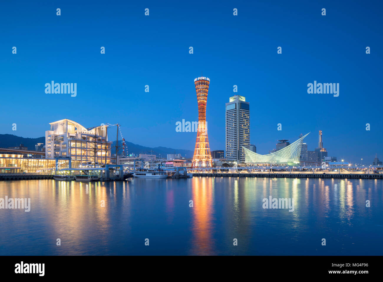 Port Tower und Maritime Museum in der Dämmerung, Kobe, Kansai, Japan Stockfoto