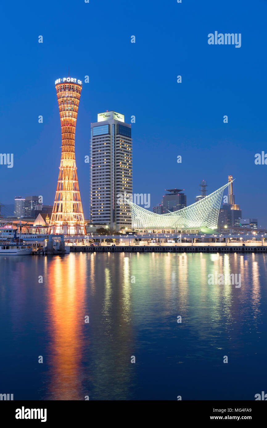 Port Tower und Maritime Museum in der Dämmerung, Kobe, Kansai, Japan Stockfoto