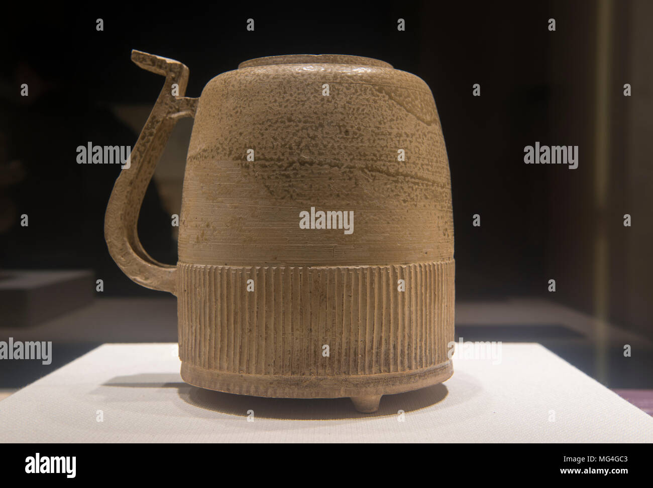 Proto-celadon Schiff in Wm Form, die Periode der Streitenden Reiche (475-211 v. Chr.). Zhejiang in Hangzhou, China. Stockfoto