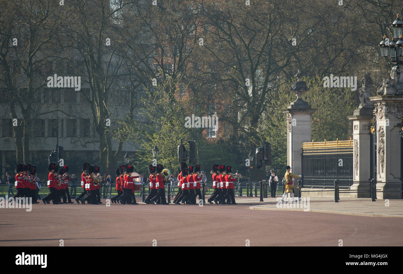 19. April 2018. Die Coldsteam Wachen in Buckingham Palace Vorplatz form Ehrengarde für den Commonwealth Tagung der Regierungschefs, London, UK. Stockfoto
