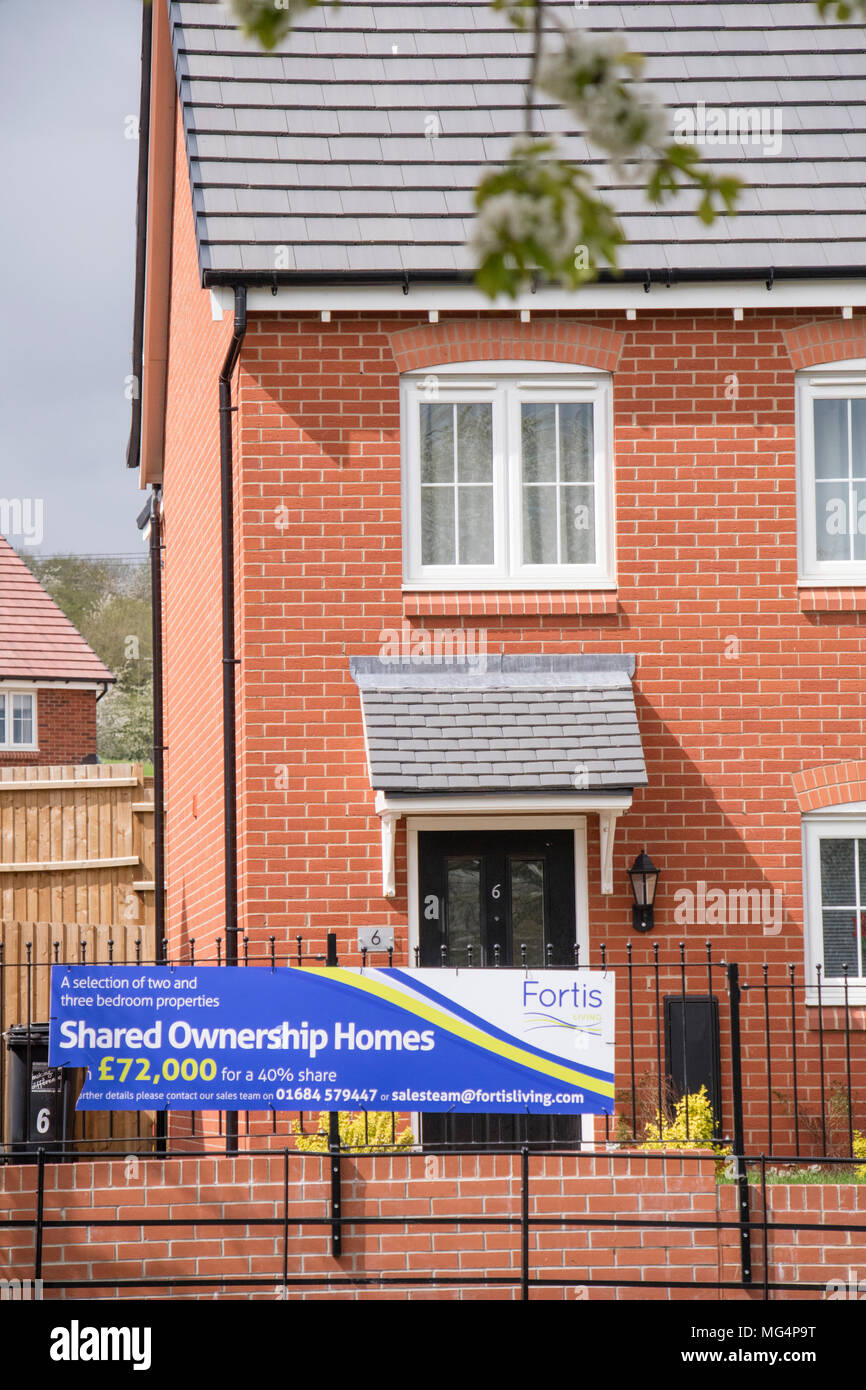 Gemeinsame Verantwortung mit einem neuen Gehäuse Entwicklung von Bovis Homes auf ehemaligen grünen Land, Redditch, Worcestershire, England, UK. Stockfoto
