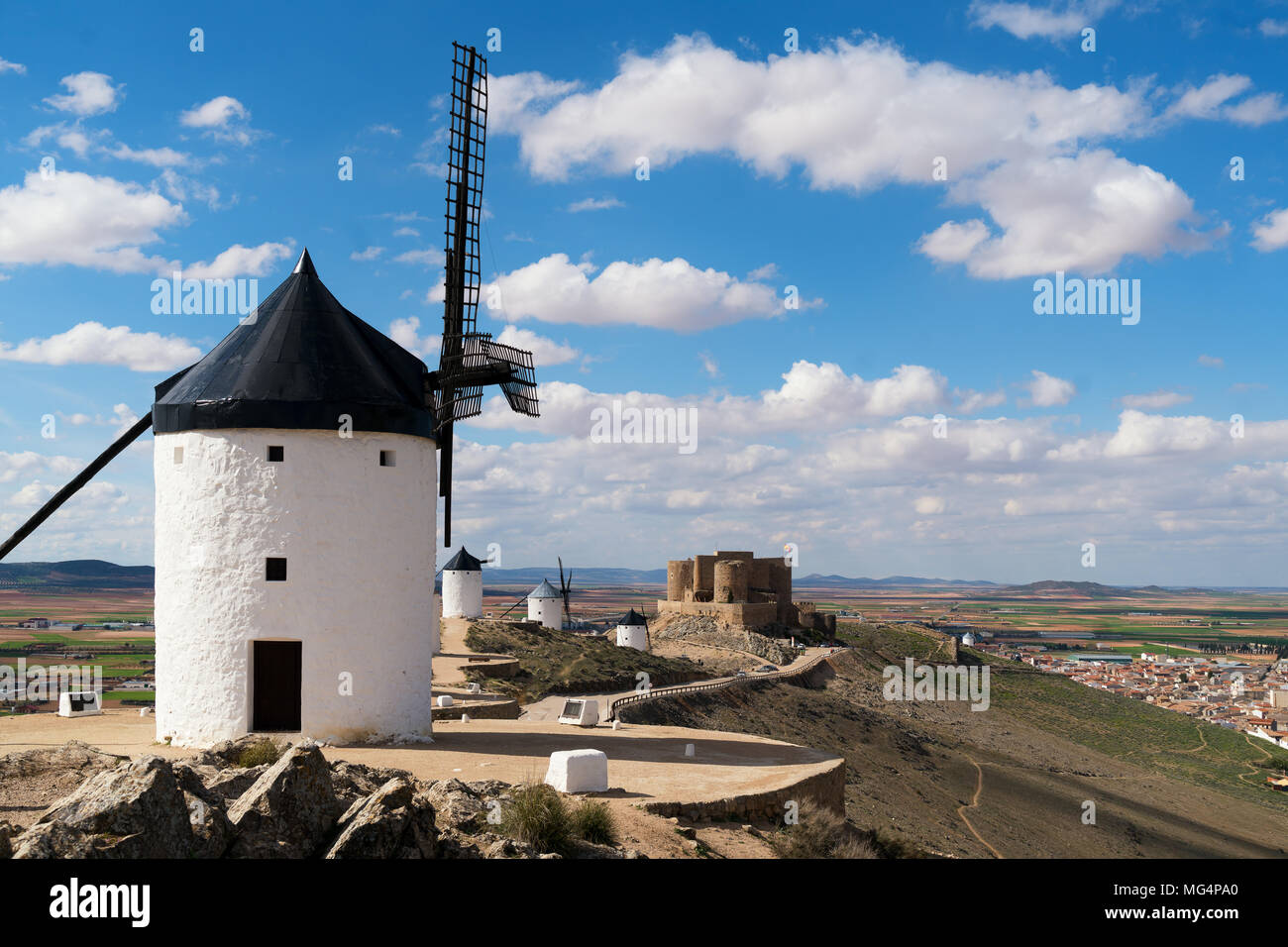 Madrid Reiseziel. Landschaft mit Windmühlen des Don Quijote. Historische Gebäude in Cosuegra Gebiet in der Nähe von Madrid, Spanien. Stockfoto