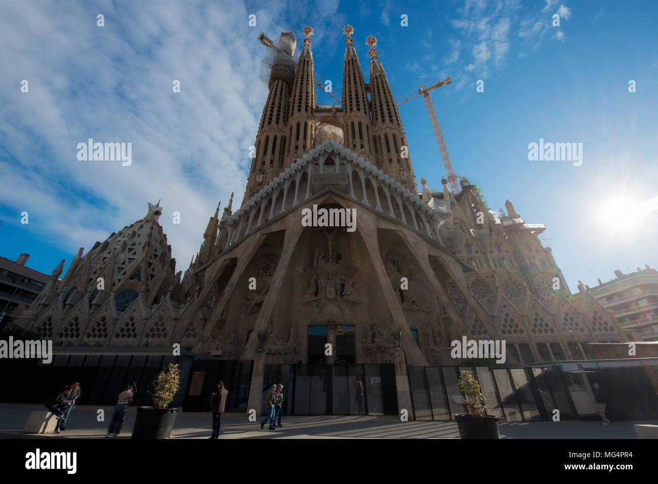 Barcelona, Spanien - April 10,2018: Blick auf die Sagrada Familia, eine große Römisch-katholische Kirche in Barcelona, Spanien, gestaltet von dem katalanischen Architekten Anton Stockfoto