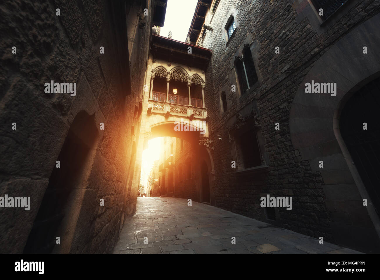 Barri Gotische Viertel und die Seufzerbrücke bei Sonnenaufgang in Barcelona, Katalonien, Spanien. Stockfoto