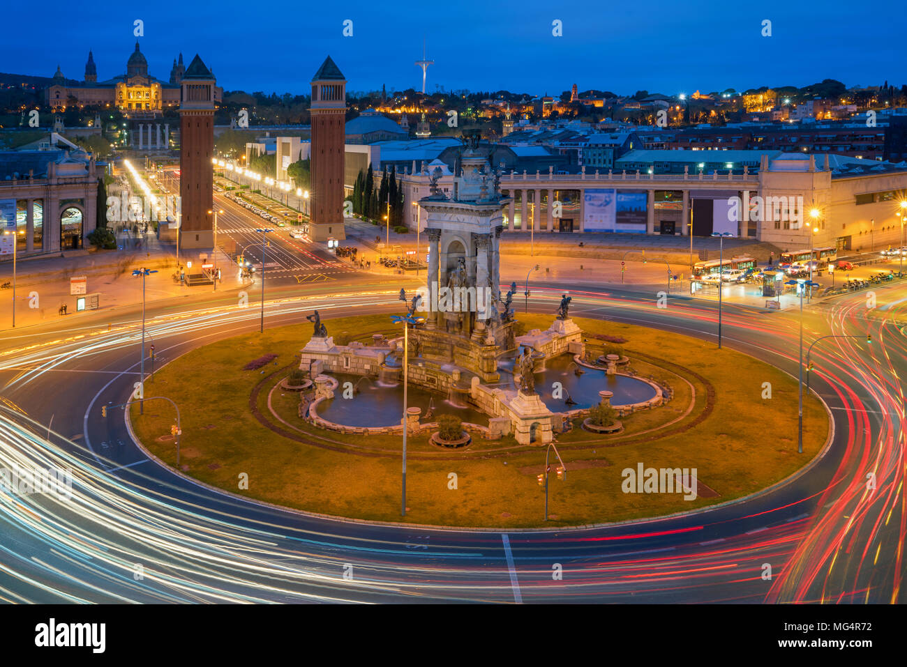 Panoramablick von der Placa d'Espanya in Barcelona bei Nacht. Dieses ikonische Square liegt am Fuße des Montjuic entfernt und es ist ein Meilenstein in Barcelona, Stockfoto