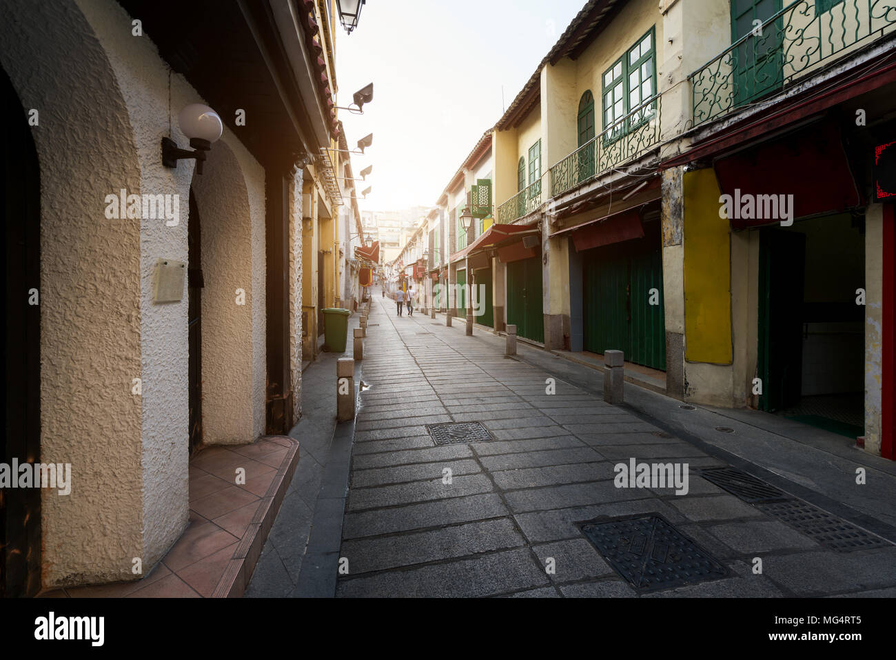 Malerische Straße in der Altstadt von Macao (Macau) in der Rua da felicidade Area in Macao (Macau), China. Stockfoto