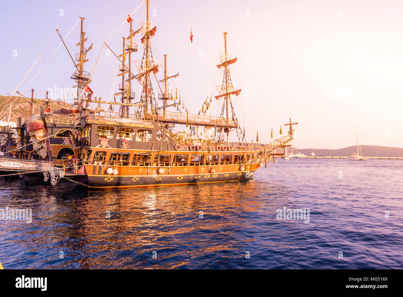 Black Pearl und Schädel touristischen Boote im Yachthafen von Bodrum, Türkei. Am 23. August 2017 eingerichtet. Stockfoto