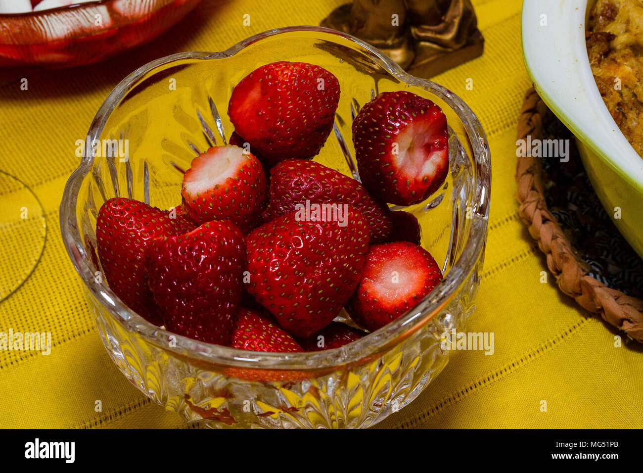 Eine Schale mit frischen Erdbeeren auf dem Esstisch Stockfoto