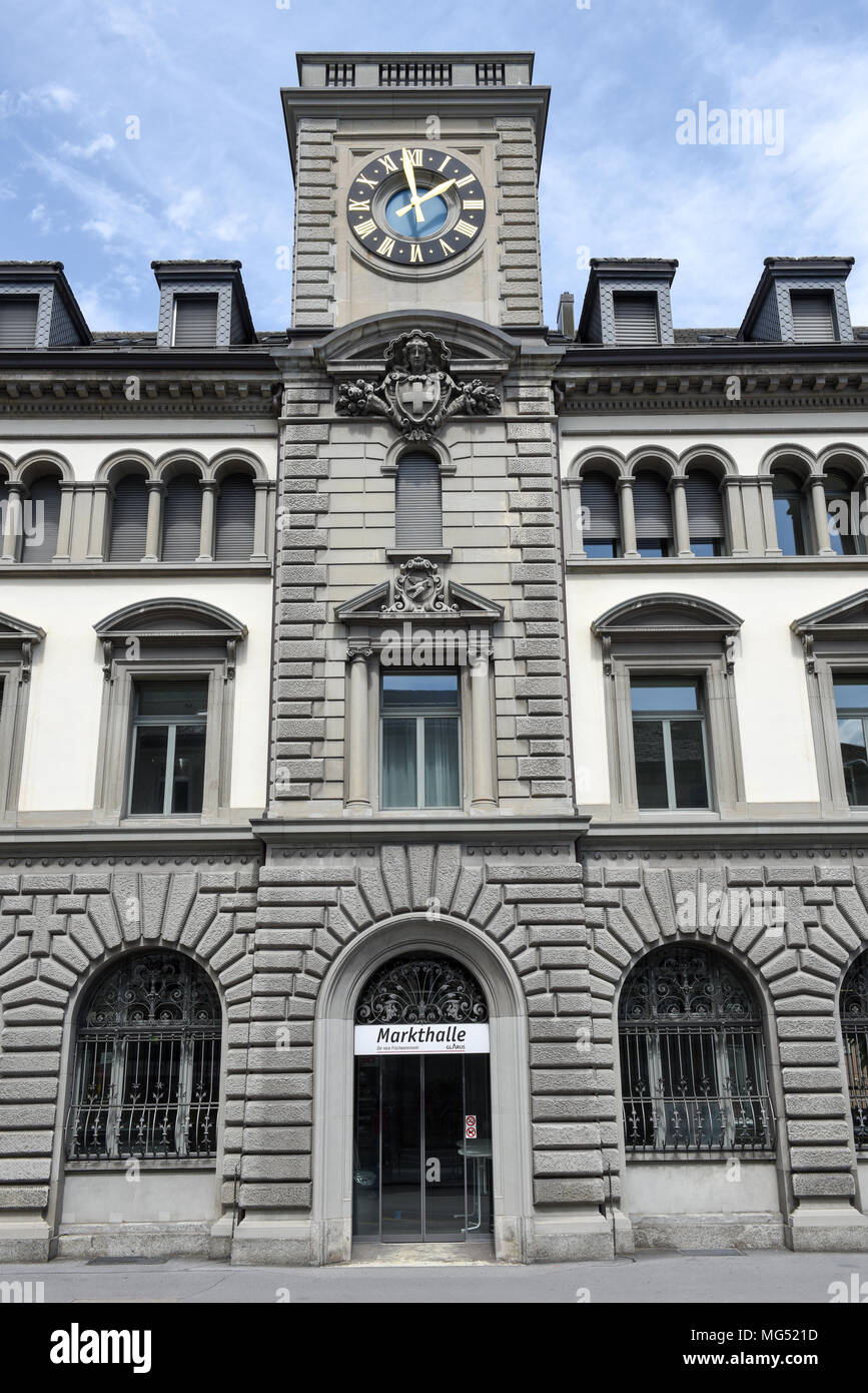 Glarus, Schweiz - 3 August 2017: alte Gebäude in der Stadt Glarus in den Schweizer Alpen Stockfoto