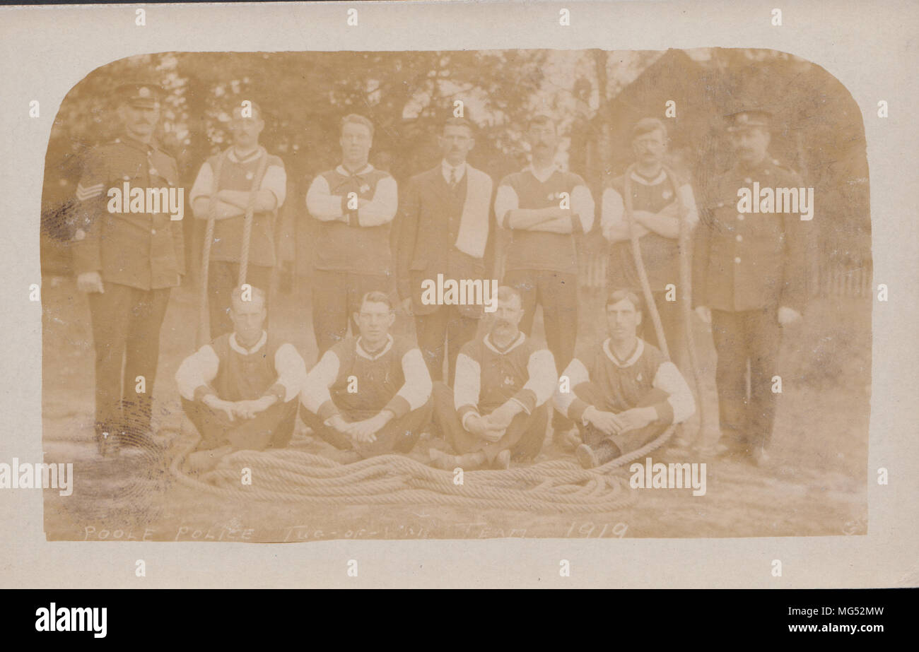 Echten photographische Postkarte von Poole Polizei Tauziehen Team 1919 Stockfoto