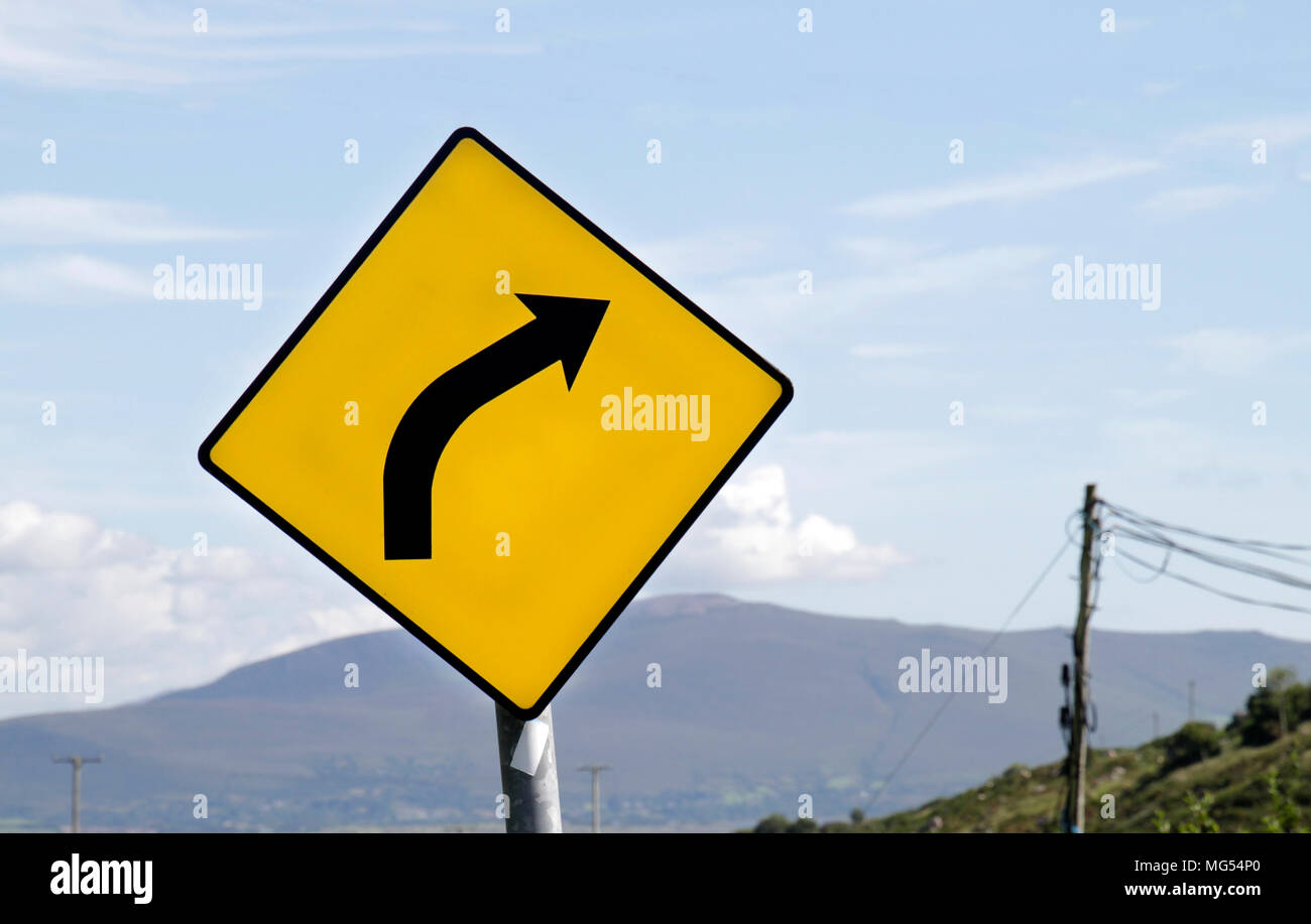 Gelbe Straße Warnschild vor der Kurve Stockfoto