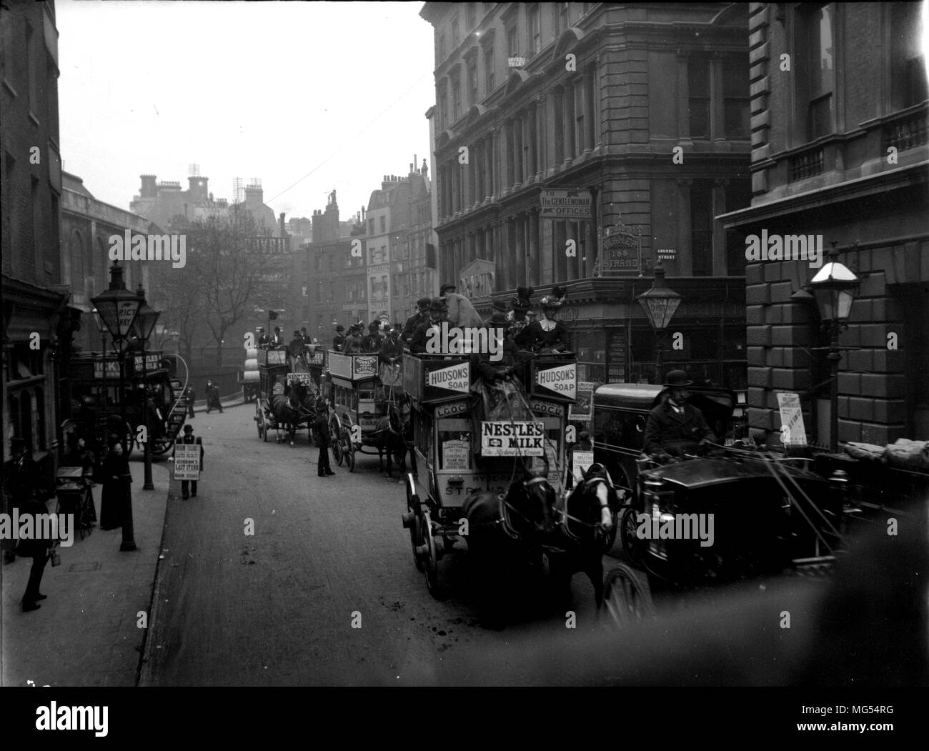 Alten historischen viktorianischen London: Menschen über ihr Geschäft auf der Straße des 19. Jahrhunderts in London The Strand, Westminster, 1896 Stockfoto