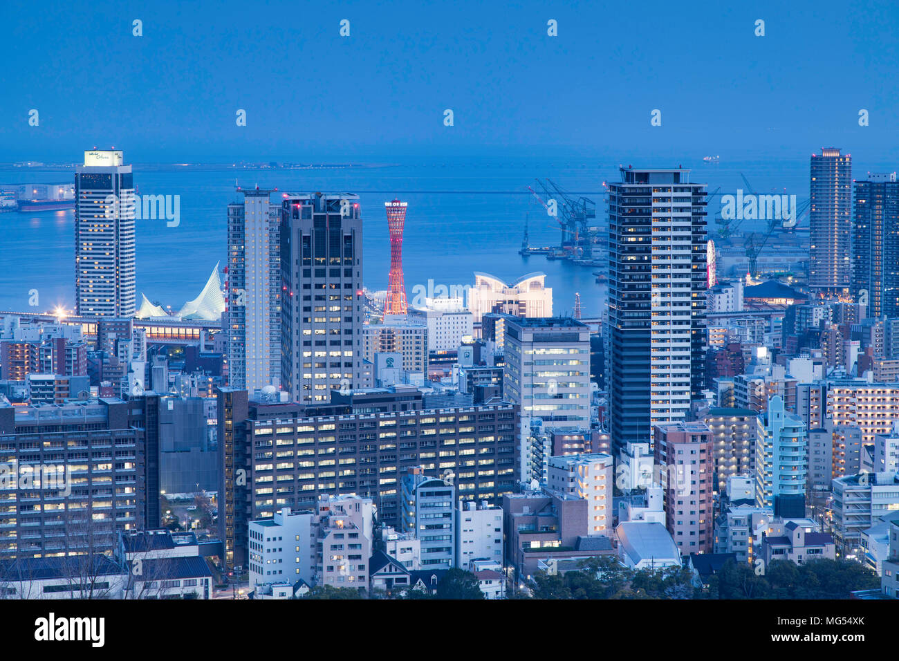 Blick auf Kobe Skyline in der Dämmerung, Kobe, Kansai, Japan Stockfoto