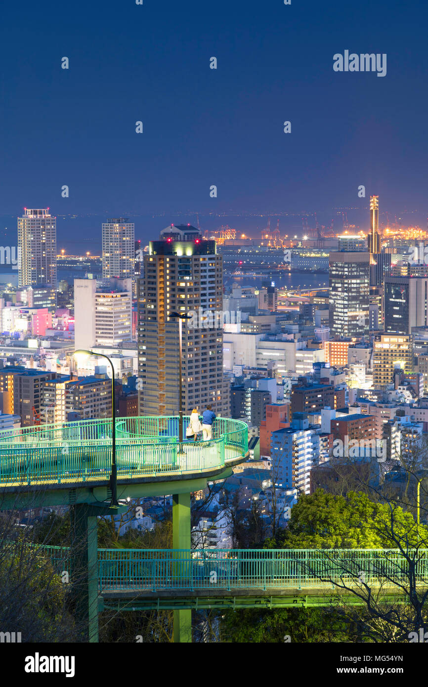 Blick auf Kobe Skyline in der Dämmerung, Kobe, Kansai, Japan Stockfoto