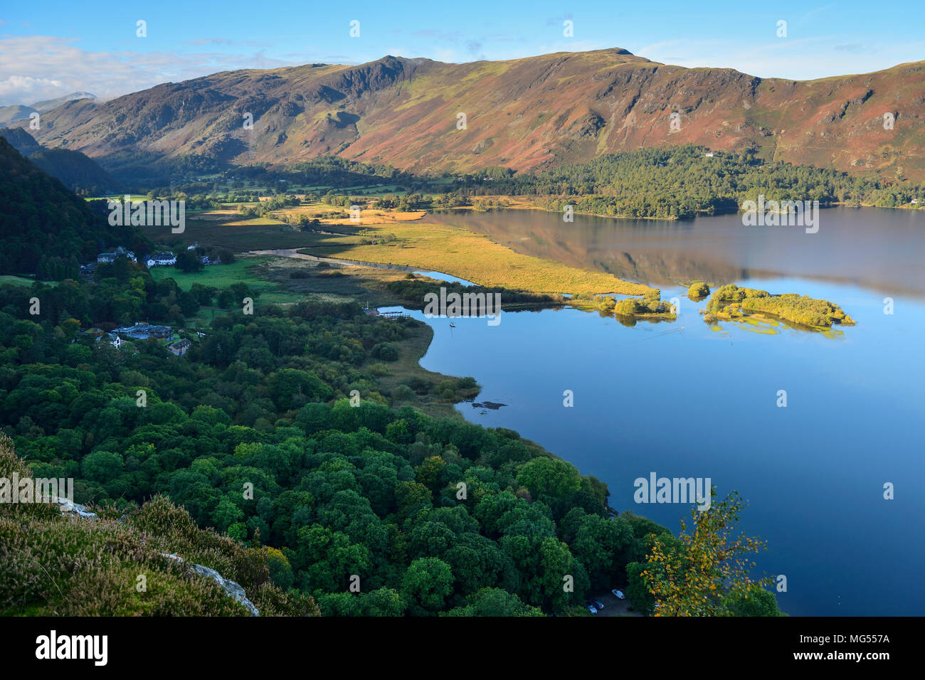 Erhöhten Blick in Richtung Süden auf dem Fluss Derwent Derwent Water tritt im Nationalpark Lake District in Cumbria, England Stockfoto