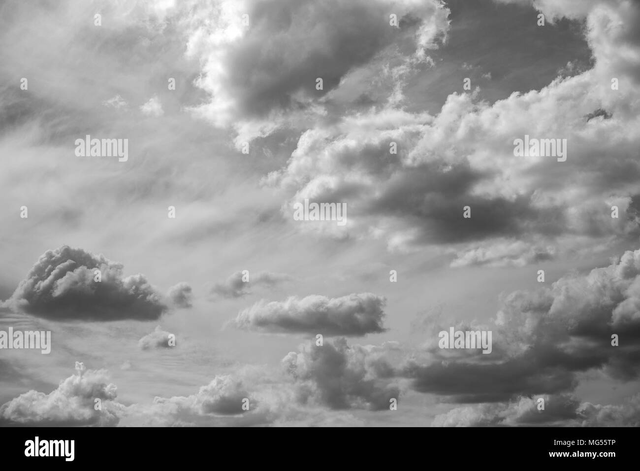 Landschaftlich schöne schwarz-weiß Bild von Sommer Sonnig cloudscape. Horizontale Fotografie. Stockfoto
