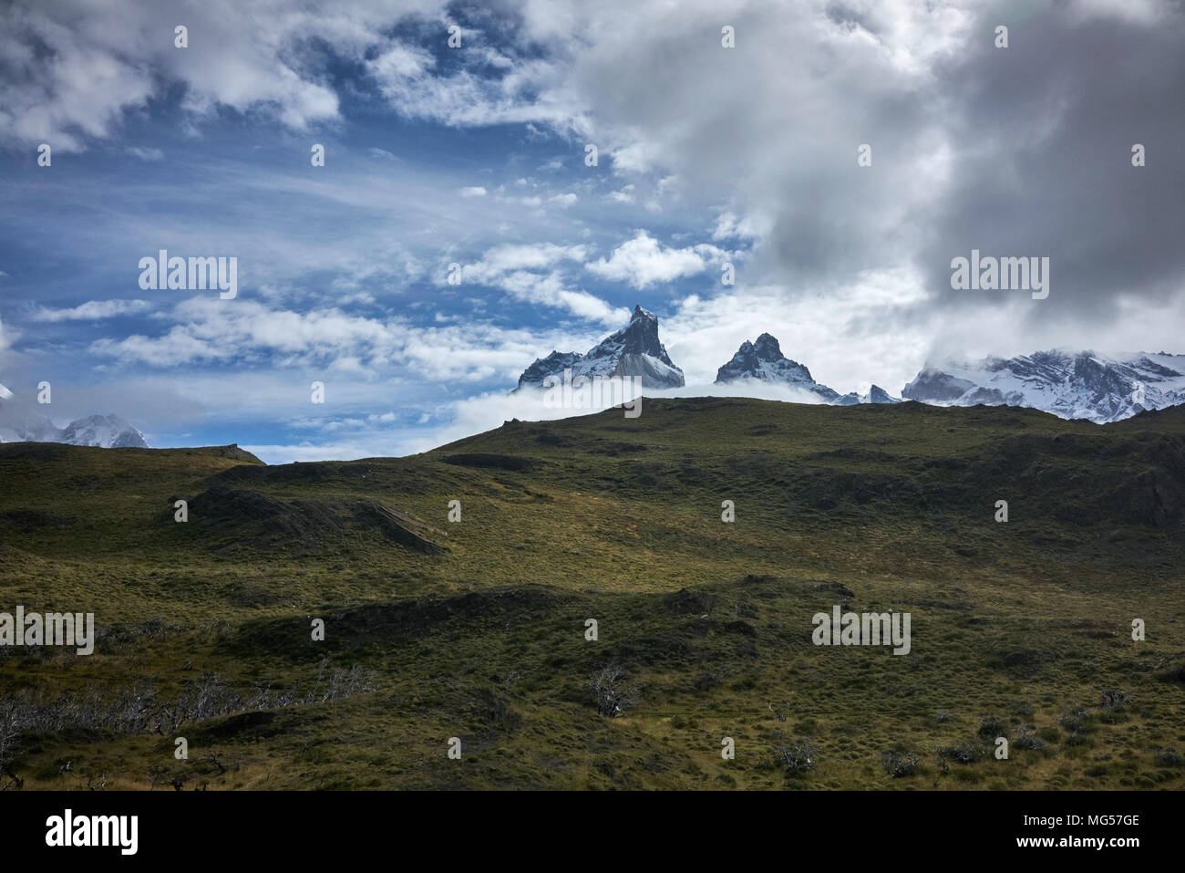 Cerro Paine Grande und Berge inmitten der Wolken. Panorama. Weite Einstellung. Stockfoto