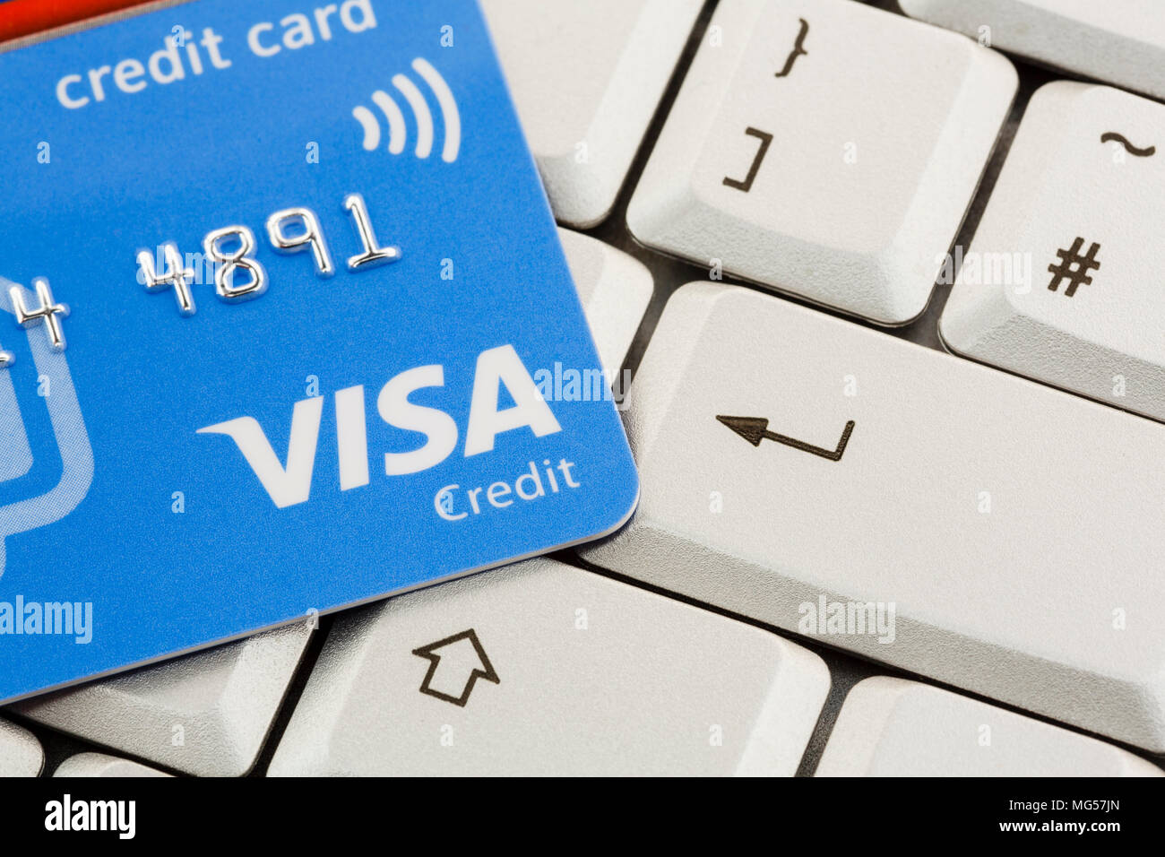 Visa-Karte Kreditkarte auf einer Tastatur mit Enter-Taste. Zur Illustration des Online-Bezahlens mit Kreditkarte. England Großbritannien Stockfoto