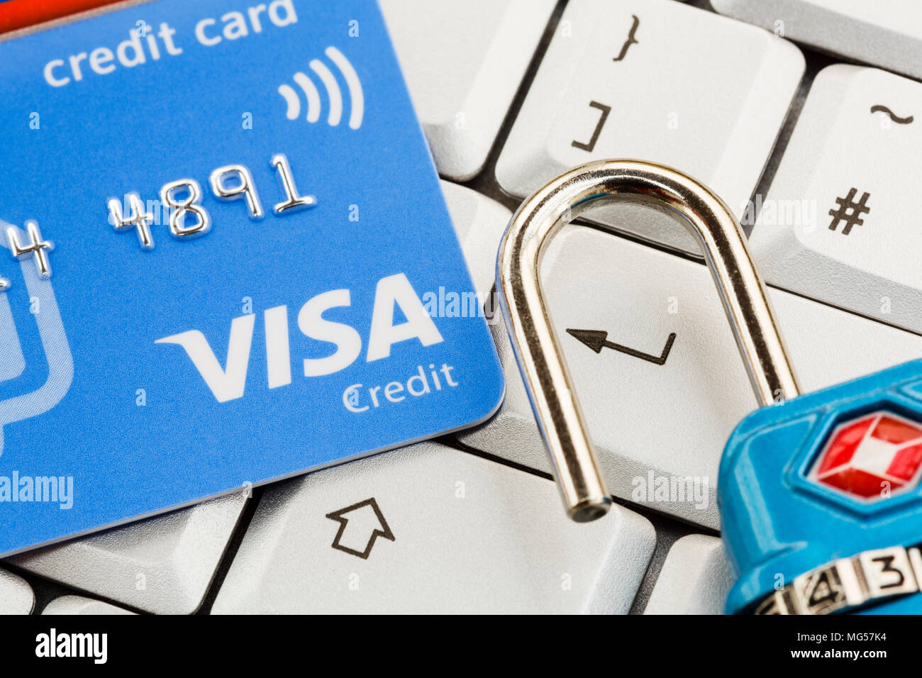 Visa kontaktlose Kreditkarte auf einer Tastatur mit ENTER-Taste und geöffnetem Vorhängeschloss. Online-Shopping Internet-Zahlung Cyber-Security-Konzept. England, Großbritannien Stockfoto