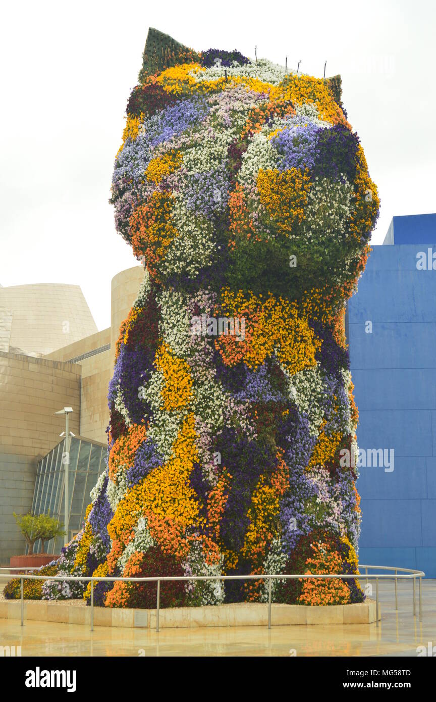 Skulptur Puppi verpackt mit Blumen und bunten Ist In der Eingang zum Guggenheim Museum seine Schöpfer war Jeff Coon. Kunst Reisen Urlaub. 25. März Stockfoto