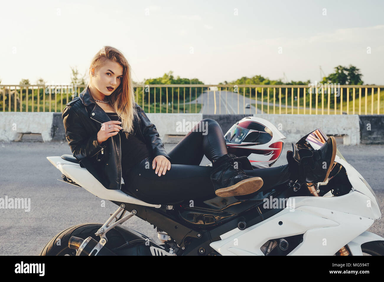 Schöne Frau biker Festlegung auf ein Fahrrad entspannend Stockfoto