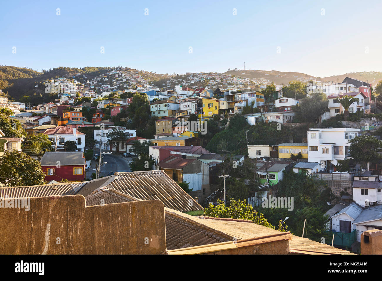 Cerro Concepcion Nachbarschaft in Valparaiso, Chile. Vielzahl von bunten Häusern auf dem Concepcion Hügel sitzen. Weite Einstellung. Stockfoto