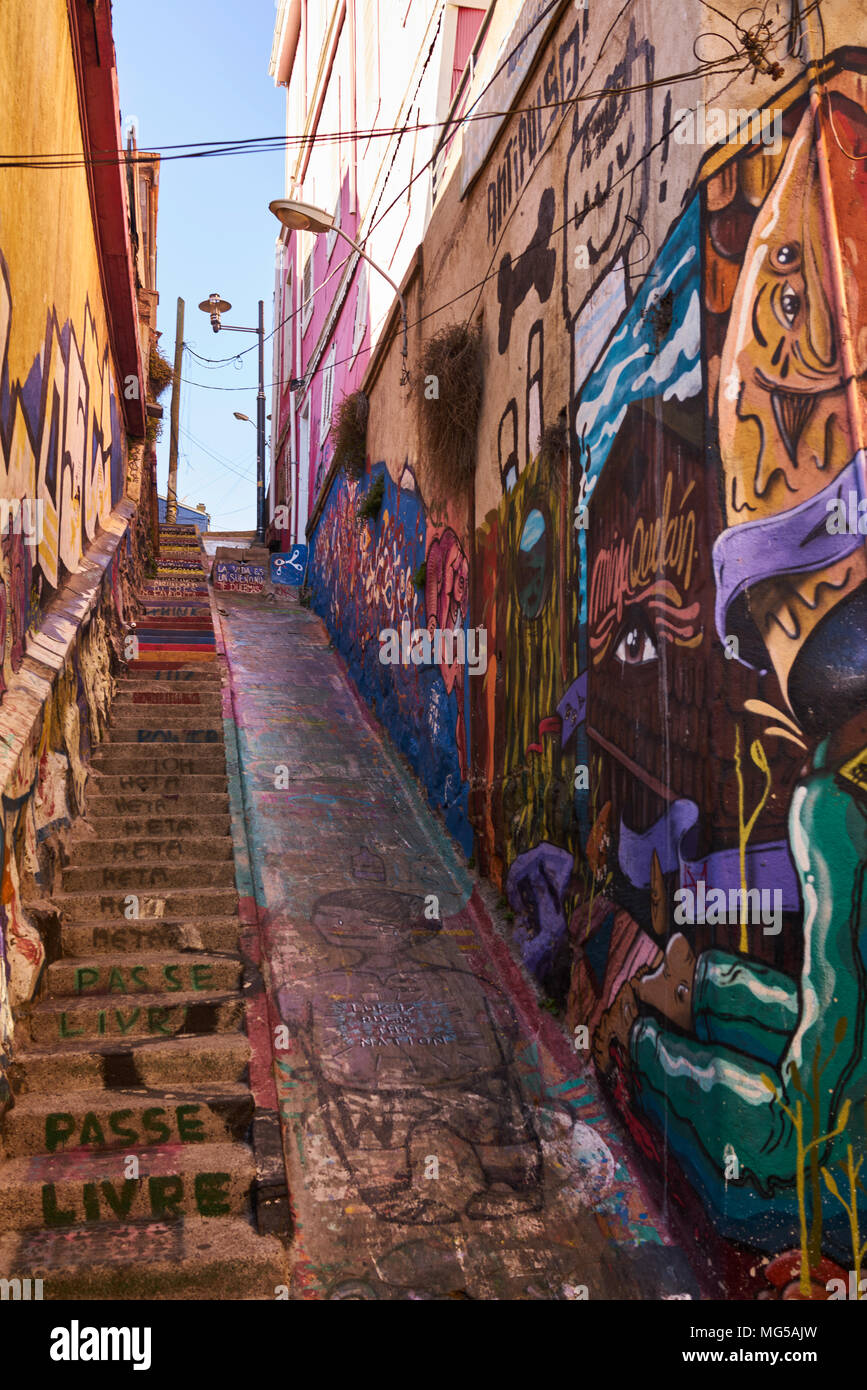 Bunte Treppen und Street Art in Valparaiso, Chile. Niedrigen Winkel. Stockfoto